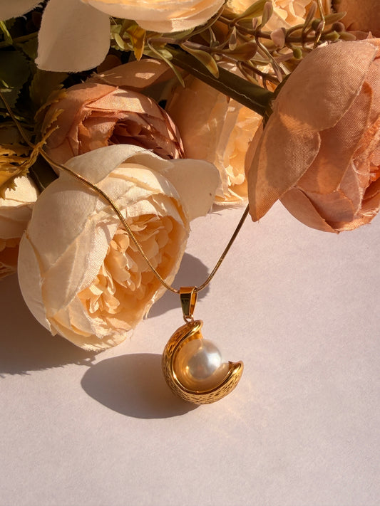 Golden Shell Pearl Necklace – Elegant Pearl Pendant in Gold Finish