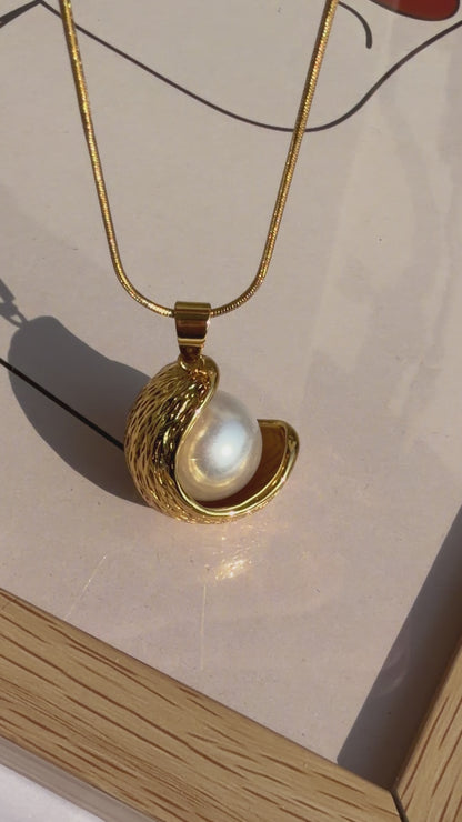Golden Shell Pearl Necklace – Elegant Pearl Pendant in Gold Finish